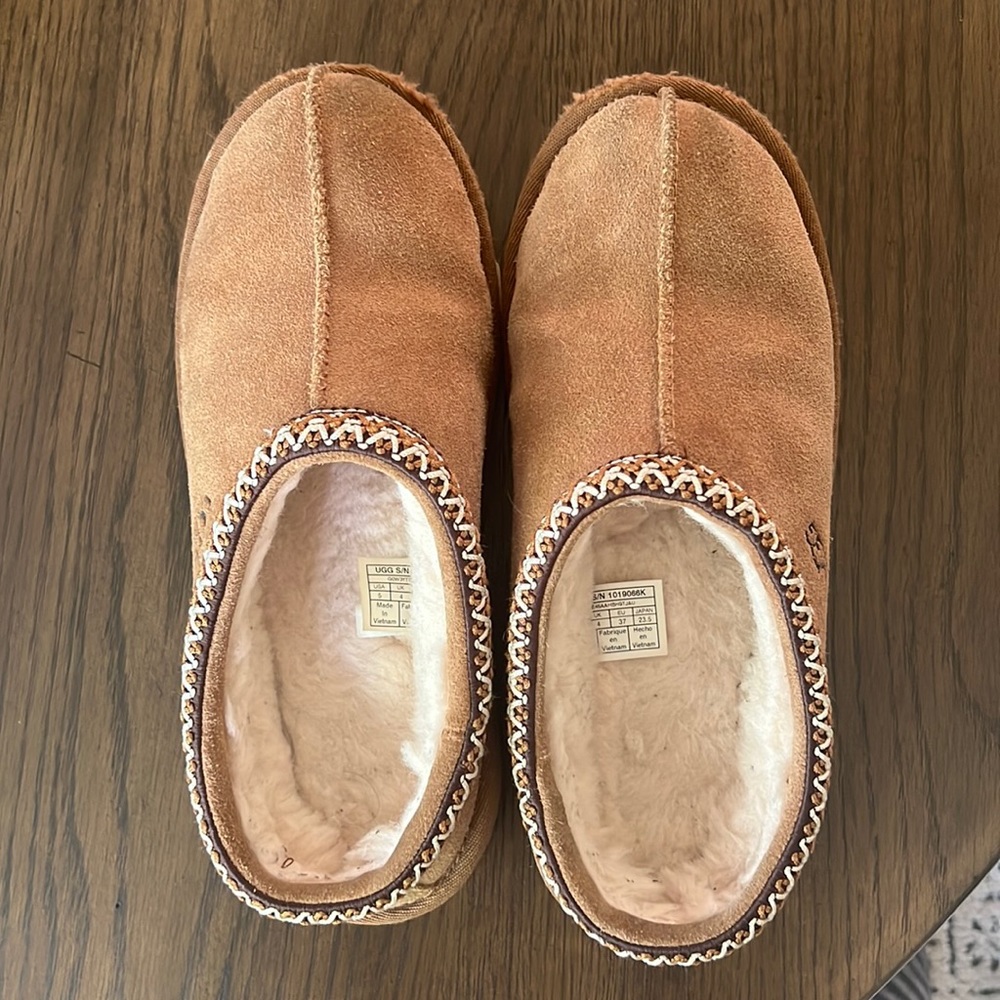 Boys size 5 Tasman Uggs